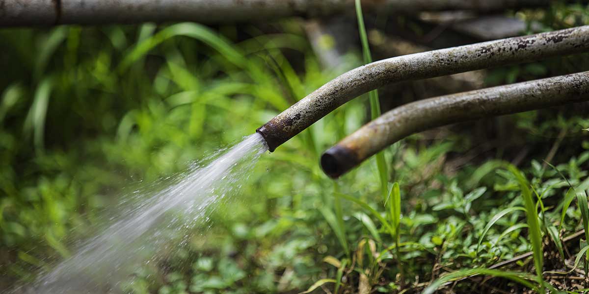 what causes air bubbles in water pipes​